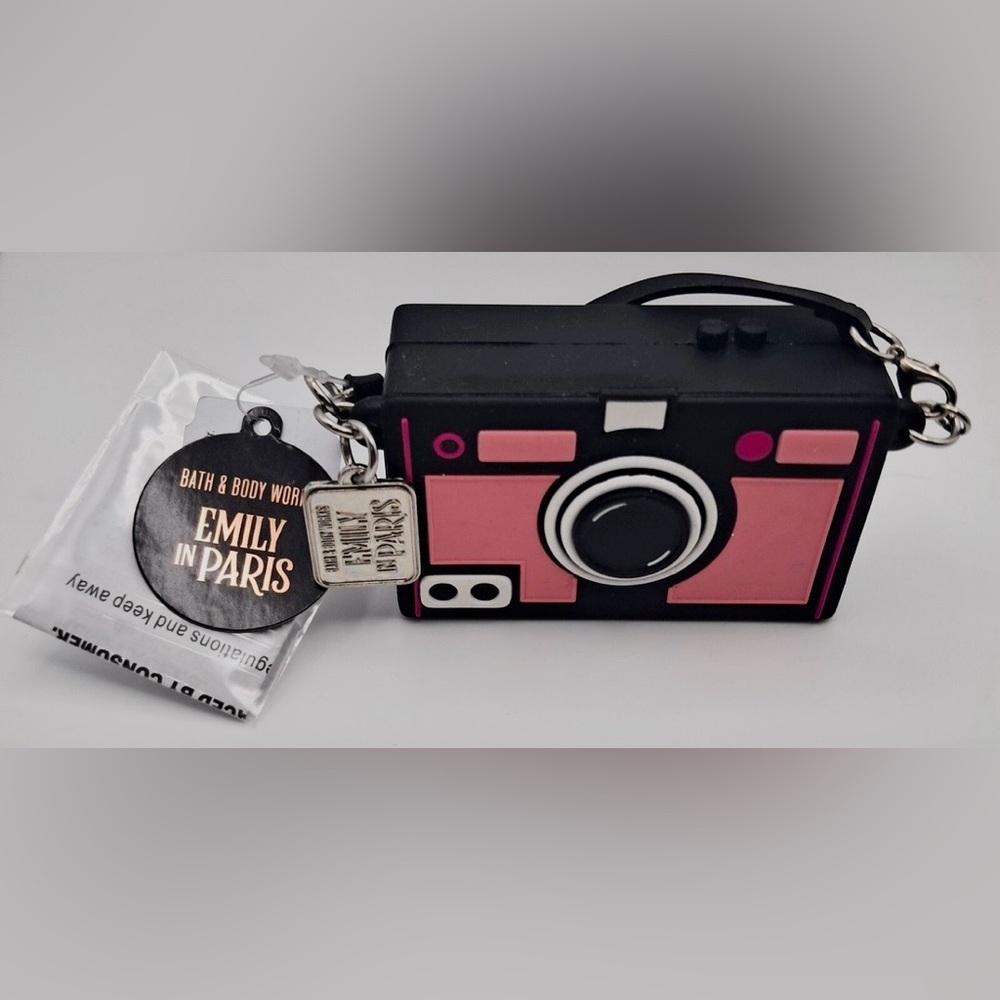🆕📷 BATH & BODY WORKS EMILY IN PARIS  “VINTAGE CAMERA” POCKETBAC HOLDER. NEW! - Picture 7 of 10